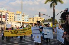 Ato na portaria da UFMG contra os cortes em Cincia